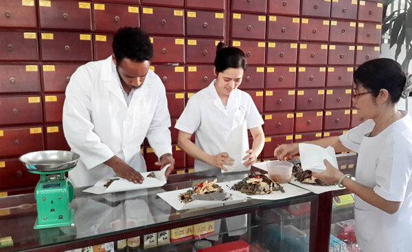 Y sỹ y học cổ truyền được khám và kê đơn thuốc