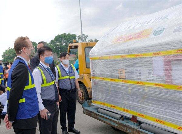 Hơn 97.000 liều vaccine COVID-19 Pfizer đầu tiên vừa về Việt Nam