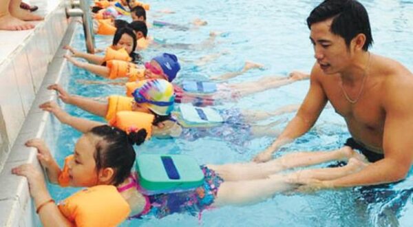 HƯỚNG DẪN SƠ CỨU TRẺ BỊ ĐUỐI NƯỚC ĐÚNG CÁCH TẠI CHỖ – CHA MẸ CẦN BIẾT ĐỂ CỨU TRẺ TRONG “THỜI GIAN VÀNG”